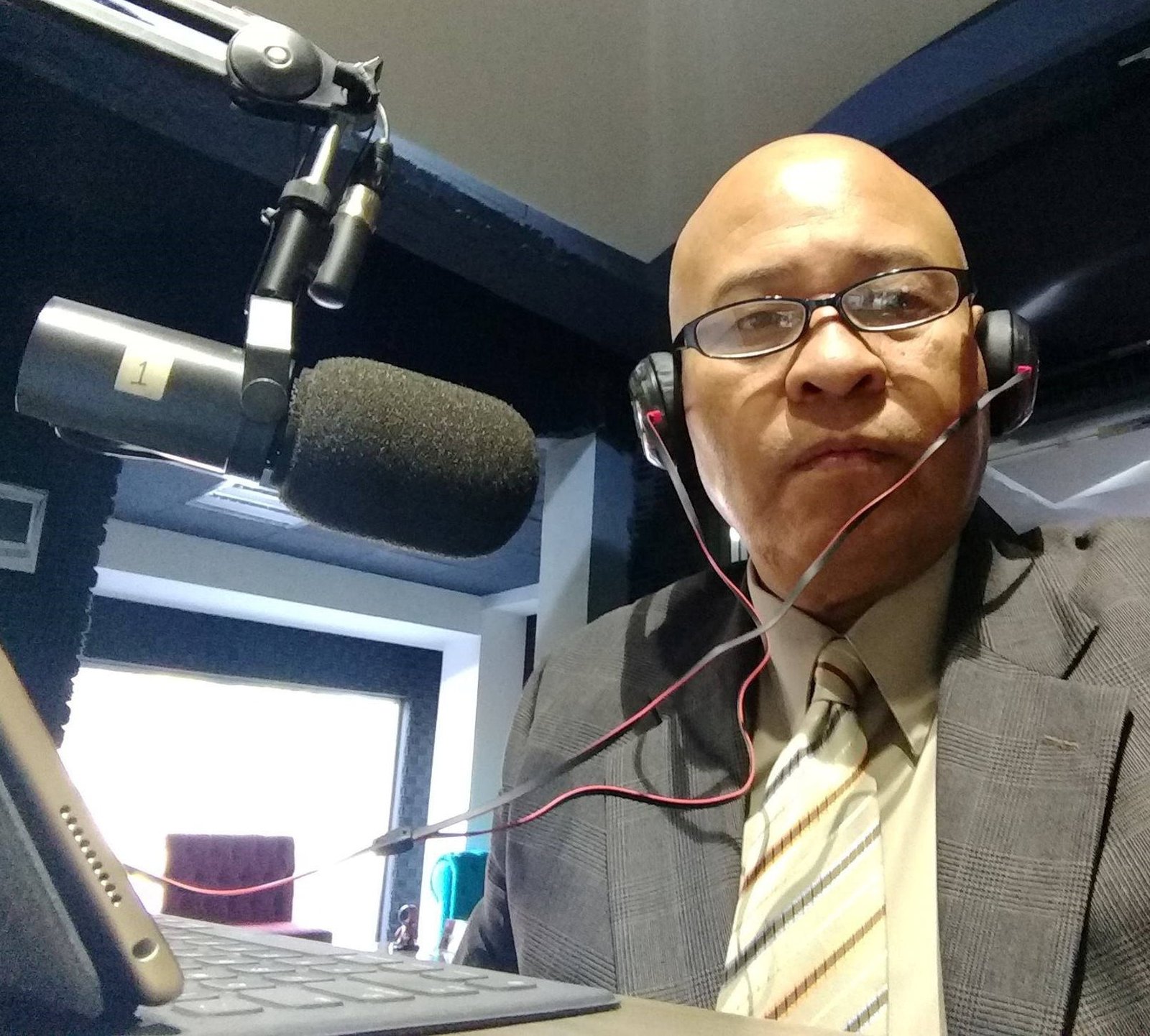 Manuel Ríos Zúñiga durante una entrevista de radio