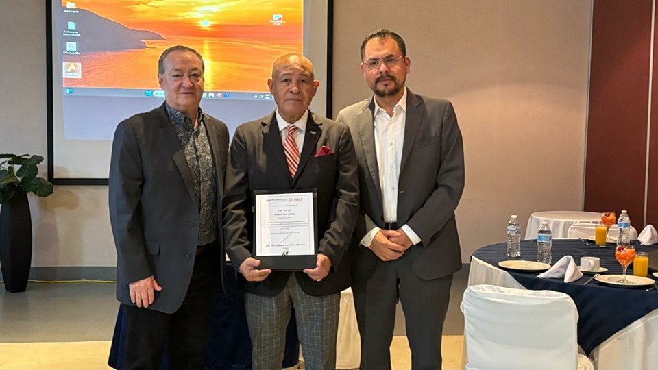 Manuel Ríos Zúñiga recibiendo un reconocimiento profesional