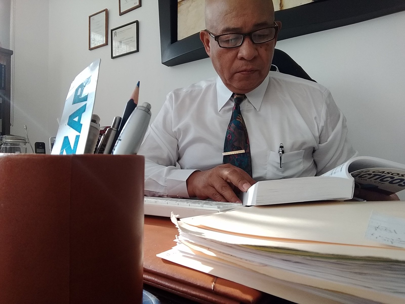 Manuel Ríos Zúñiga analizando casos prácticos en su despacho